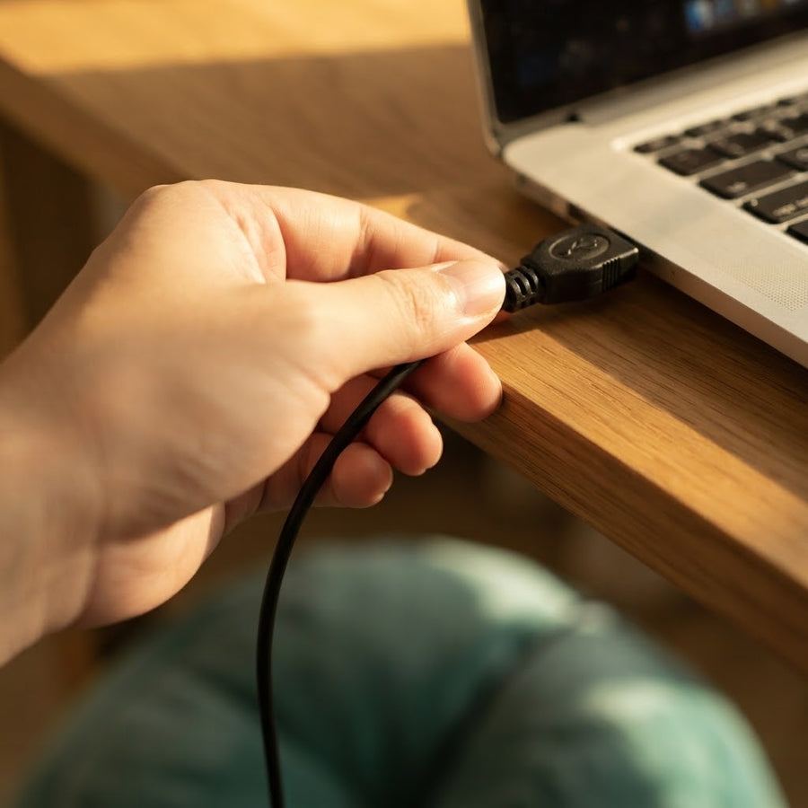 Conectando el cable USB al portatil